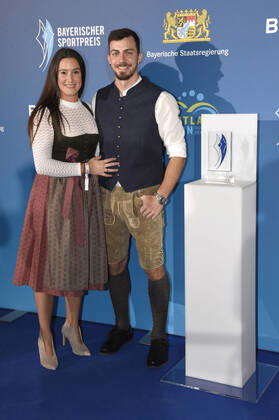 Sideris Tasiadis mit Freundin Denise bei der 20. Verleihung des Bayerischen Sportpreises 2021 in der BMW-Welt München. München, 06.11.2021
