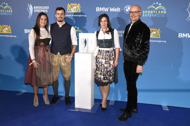 Sideris Tasiadis mit Freundin Denise, Marion Buk-Kluger und Andreas Jäckel bei der 20. Verleihung des Bayerischen Sportpreises 2021 in der BMW-Welt München. München, 06.11.2021