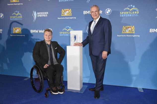 Nikolai Sommer und Joachim Herrmann bei der 20. Verleihung des Bayerischen Sportpreises 2021 in der BMW-Welt München. München, 06.11.2021