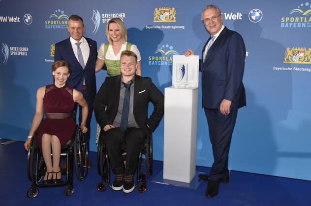 Anna Schaffelhuber, Tobias Angerer, Hilde Gerg, Nikolai Sommer und Joachim Herrmann bei der 20. Verleihung des Bayerischen Sportpreises 2021 in der BMW-Welt München. München, 06.11.2021