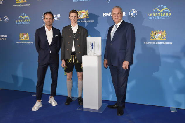 Sven Hannawald, Karl Geiger und Joachim Herrmann bei der 20. Verleihung des Bayerischen Sportpreises 2021 in der BMW-Welt München. München, 06.11.2021