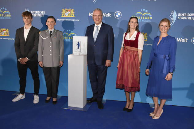 Taliso Engel, Lisa Brennauer, Joachim Herrmann, Ricarda Funk und Jessica von Bredow-Werndl bei der 20. Verleihung des Bayerischen Sportpreises 2021 in der BMW-Welt München. München, 06.11.2021