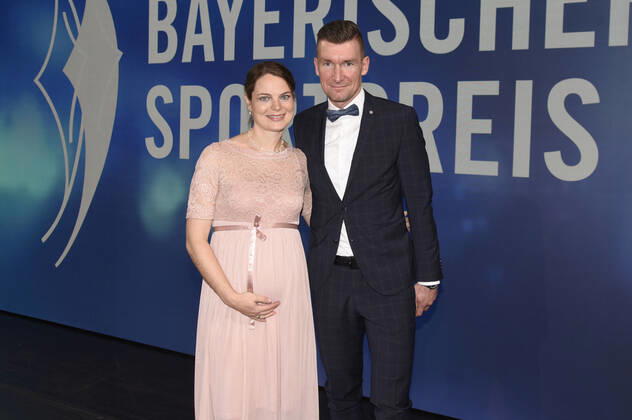 Matthias Schindler mit Ehefrau Siw bei der 20. Verleihung des Bayerischen Sportpreises 2021 in der BMW-Welt München. München, 06.11.2021
