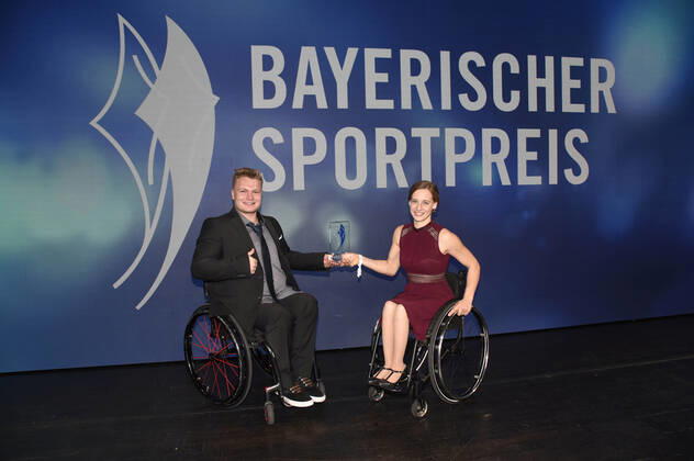 Nikolai Sommer und Anna Schaffelhuber bei der 20. Verleihung des Bayerischen Sportpreises 2021 in der BMW-Welt München. München, 06.11.2021