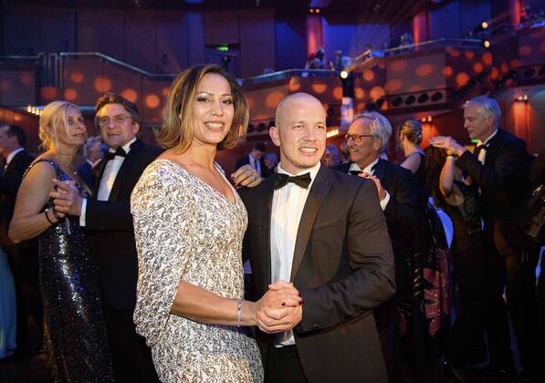 Fabian HAMBUECHEN (Hambüchen) (ehemaliger Turner) mit Freundin Viktoria, beim tanzen, Tanz Der 39. Deutsche SportpresseBall in Frankfurt am Main Deutschland am 06.11.2021 Â