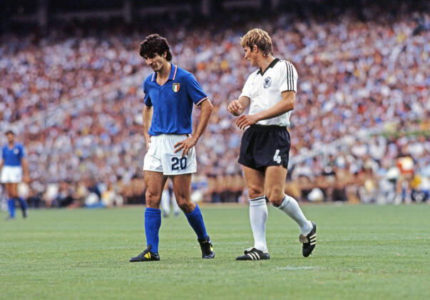 11.07.82 Italien - Deutschland Spanien, Madrid, 11.07.1982, Fussball, FIFA WM 1982 in Spanien, Finale, Italien - BRD Deutschland (DFB) (3:1): v.l. Paolo Rossi (Italien), Karlheinz Förster (Deutschland).