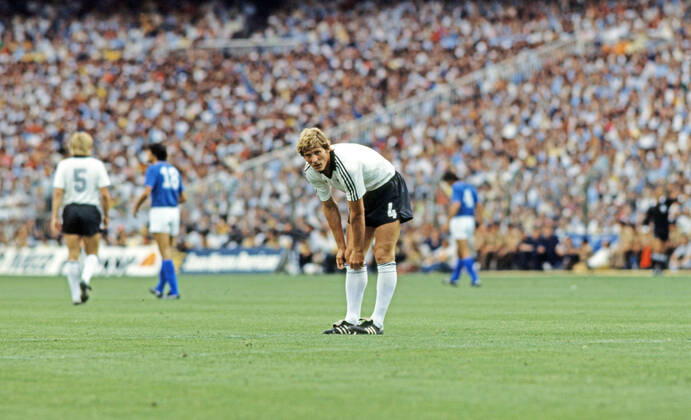 11.07.82 Italien - Deutschland Spanien, Madrid, 11.07.1982, Fussball, FIFA WM 1982 in Spanien, Finale, Italien - BRD Deutschland (DFB) (3:1): Karlheinz Förster (Deutschland).