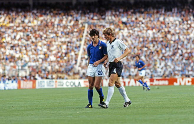 11.07.82 Italien - Deutschland Spanien, Madrid, 11.07.1982, Fussball, FIFA WM 1982 in Spanien, Finale, Italien - BRD Deutschland (DFB) (3:1): v.l. Paolo Rossi (Italien), Karlheinz Förster (Deutschland).