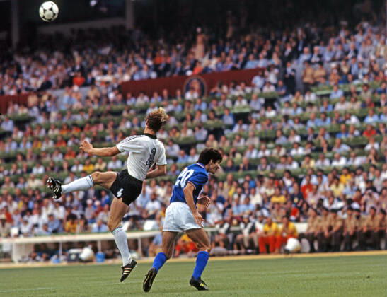 11.07.82 Italien - Deutschland Spanien, Madrid, 11.07.1982, Fussball, FIFA WM 1982 in Spanien, Finale, Italien - BRD Deutschland (DFB) (3:1): v.l. Karlheinz Förster (Deutschland), Paolo Rossi (Italien).