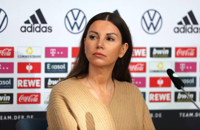 Deuschland vs. Lichtenstein, WM Quali, Vorberichte Wolfsburg, 10.11.2021, WM Qualifikationsspiel Deutschland vs. Lichtenstein, Deutsche Fußballnationalmannschaft, Pressekonferenz zur Preisverleihung der Robert-Enke-Stiftung, Teresa Enke während der Pressekonferenz. Wolfsburg