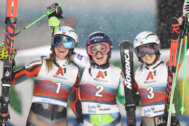 Bilder des Jahres 2021, Sport 11 November Sport Themen der Woche KW45 Sport Bilder des Tages ALPINE SKIING - FIS WC Lech Zuers LECH,AUSTRIA,13.NOV.21 - ALPINE SKIING - FIS World Cup Lech Zuers, parallel giant slalom, ladies. Image shows the rejoicing of Thea Louise Stjernesund (NOR), Andreja Slokar (SLO) and Kristin Lysdahl (NOR). GEPAxpictures xHaraldxSteiner