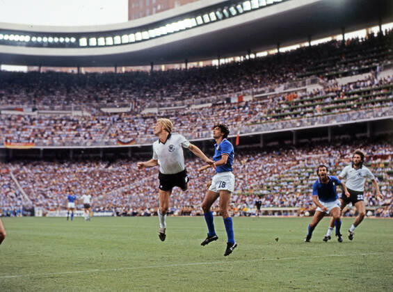 11.07.82 Italien - Deutschland Spanien, Madrid, 11.07.1982, Fussball, FIFA WM 1982 in Spanien, Finale, Italien - BRD Deutschland (DFB) (3:1): v.l. Bernd Förster (Deutschland), Alessandro Altobelli (Italien).