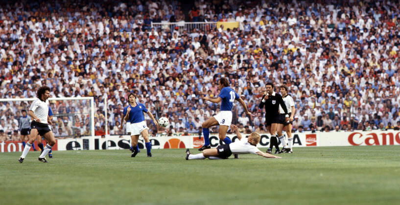 11.07.82 Italien - Deutschland Spanien, Madrid, 11.07.1982, Fussball, FIFA WM 1982 in Spanien, Finale, Italien - BRD Deutschland (DFB) (3:1): v.l. Francesco Graziani (Italien), Bernd Förster (Deutschland).