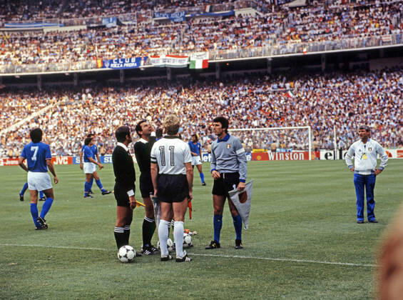 11.07.82 Italien - Deutschland Spanien, Madrid, 11.07.1982, Fussball, FIFA WM 1982 in Spanien, Finale, Italien - BRD Deutschland (DFB) (3:1): v.l. Karl-Heinz Rummenigge (Deutschland), Dino Zoff (Italien).