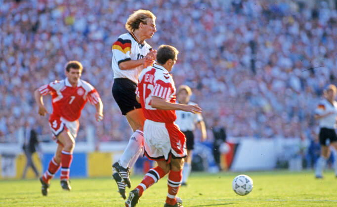 26.06.92 Dänemark - Deutschland Schweden, Göteborg, 26.06.1992, Fussball, UEFA EM Europameisterschaft 1992 in Schweden, Finale, Dänemark DFB Deutschland (2:0): v.l. Jürgen Klinsmann (Deutschland), Torben Piechnik (Dänemark).
