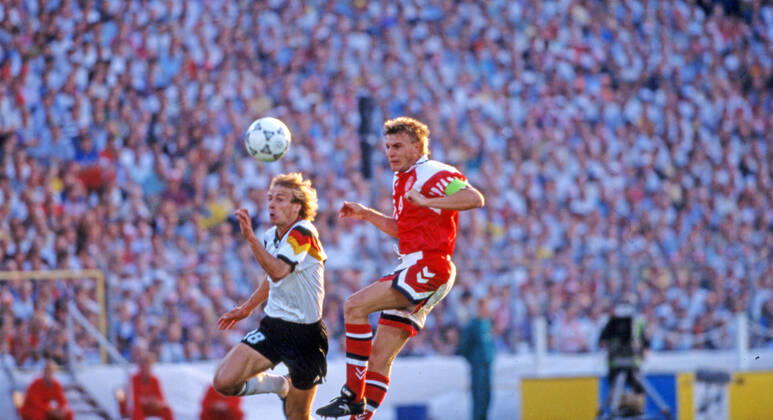 26.06.92 Dänemark - Deutschland Schweden, Göteborg, 26.06.1992, Fussball, UEFA EM Europameisterschaft 1992 in Schweden, Finale, Dänemark DFB Deutschland (2:0): v.l. Jürgen Klinsmann (Deutschland), Lars Olsen (Dänemark).