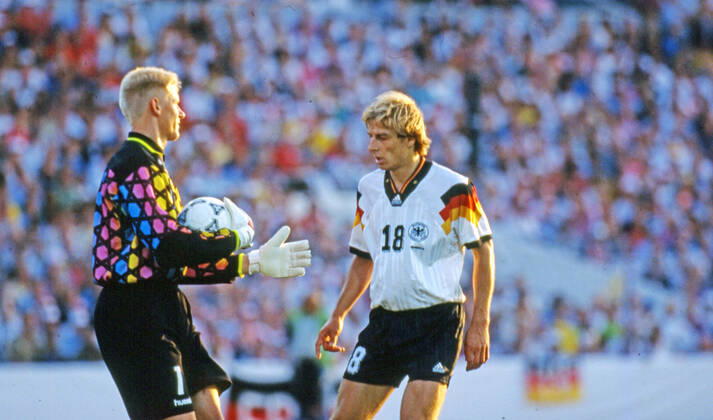 26.06.92 Dänemark - Deutschland Schweden, Göteborg, 26.06.1992, Fussball, UEFA EM Europameisterschaft 1992 in Schweden, Finale, Dänemark DFB Deutschland (2:0): v.l. Peter Schmeichel (Dänemark), Jürgen Klinsmann (Deutschland).