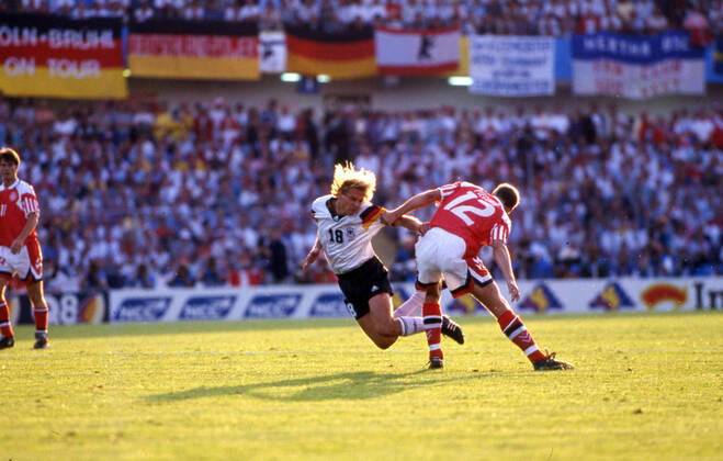 26.06.92 Dänemark - Deutschland Schweden, Göteborg, 26.06.1992, Fussball, UEFA EM Europameisterschaft 1992 in Schweden, Finale, Dänemark DFB Deutschland (2:0): v.l. Jürgen Klinsmann (Deutschland), Torben Piechnik (Dänemark).