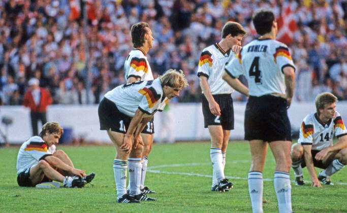 26.06.92 Dänemark - Deutschland Schweden, Göteborg, 26.06.1992, Fussball, UEFA EM Europameisterschaft 1992 in Schweden, Finale, Dänemark DFB Deutschland (2:0): v.l. Thomas Häßler, Andreas Thom, Jürgen Klinsmann, Stefan Reuter, Jürgen Kohler, Thomas Helmer (alle Deutschland).