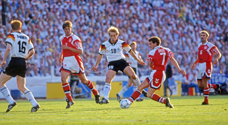 26.06.92 Dänemark - Deutschland Schweden, Göteborg, 26.06.1992, Fussball, UEFA EM Europameisterschaft 1992 in Schweden, Finale, Dänemark DFB Deutschland (2:0): v.l. Kent Nielsen (Dänemark), Jürgen Klinsmann (Deutschland), Faxe Jensen (Dänemark).