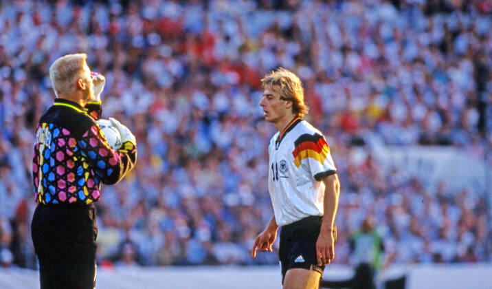 26.06.92 Dänemark - Deutschland Schweden, Göteborg, 26.06.1992, Fussball, UEFA EM Europameisterschaft 1992 in Schweden, Finale, Dänemark DFB Deutschland (2:0): v.l. Peter Schmeichel (Dänemark), Jürgen Klinsmann (Deutschland).