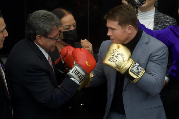 Canelo Alvarez Recognized For His Career In Boxing MEXICO CITY, MEXICO - NOVEMBER 18, 2021: The parliamentary leader for the National Regeneration Movement Party (Morena) in the Senate of the Republic, Ricardo Monreal and the world boxing champion, Saul Ãlvarez El Canelo pose for photos wears golden boxing gloves, during the recognition delivery. On November 18, 2021 in Mexico City, Mexico. (Photo by Julian Lopez Eyepix Group) Copyright: xJulianxLopezx EYEPIXGROUP_JL_18112021_19704