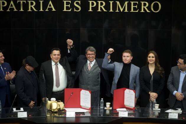 Canelo Alvarez Recognized For His Career In Boxing MEXICO CITY, MEXICO - NOVEMBER 18, 2021: The parliamentary leader for the National Regeneration Movement Party (Morena) in the Senate of the Republic, Ricardo Monreal, gives recognition to the Mexican Professional Boxing coach Eddy Reynoso and the world boxing champion, Saul Ãlvarez El Canelo for their great career in Mexican Boxing. On November 18, 2021 in Mexico City, Mexico. (Photo by Julian Lopez Eyepix Group) Copyright: xJulianxLopezx EYEPIXGROUP_JL_18112021_19693
