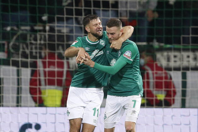 20.11.2021, wohninvest WESERSTADION, Bremen, Ligaspiel, 2. Bundesliga, SV Werder Bremen vs FC Schalke 04, im Bild Torschuetze Niclas Fuellkrug (11, Bremen) und Marvin Duksch (7, Bremen) jubeln nach dem Tor zum 1:1 fuer Bremen DFL regulations prohibit any use of photographs as image sequences and or quasi-video. SV Werder Bremen vs FC Schalke 04
