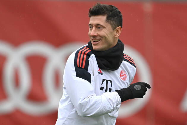 Robert LEWANDOWSKI (Bayern Muenchen), Aktion,Einzelbild,angeschnittenes Einzelmotiv,Halbfigur,halbe Figur. Fussball Champions League Dynamo Kiew-FC Bayern Muenchen,Abschlusstraining am 22.11.2021