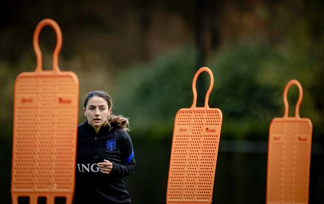 ZEIST - Danielle van de Donk during a training of the Dutch women s team. The Orange Women are preparing for a qualifying match against the Czech Republic for the World Championship, WM, Weltmeisterschaft in 2023. ANP ROBIN VAN LONKHUIJSEN xVIxANPxSportx xxANPxIVx
