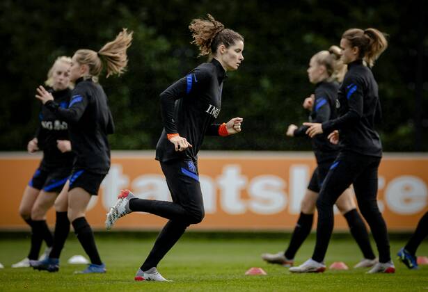 ZEIST - Dominique Janssen during a training of the Dutch women s team. The Orange Women are preparing for a qualifying match against the Czech Republic for the World Championship, WM, Weltmeisterschaft in 2023. ANP ROBIN VAN LONKHUIJSEN xVIxANPxSportx xxANPxIVx