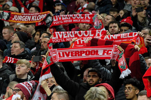 UEFA Champions League Liverpool v FC Porto The Liverpool fans hold their scarves in the air Liverpool Anfield Merseyside United Kingdom Copyright: xSimonxWhitehead NewsxImagesx