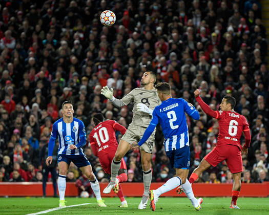 UEFA Champions League Liverpool v FC Porto Diogo Costa 99 of FC Porto clears the ball Liverpool Anfield Merseyside United Kingdom Copyright: xSimonxWhitehead NewsxImagesx