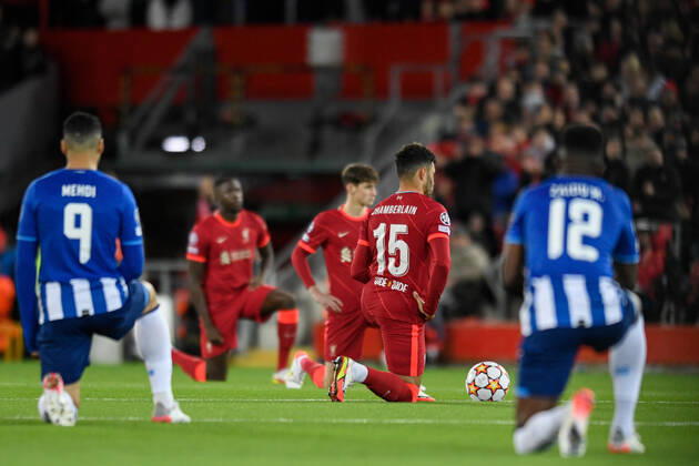 UEFA Champions League Liverpool v FC Porto Players from both teams take a knee before the game Liverpool Anfield Merseyside United Kingdom Copyright: xSimonxWhitehead NewsxImagesx