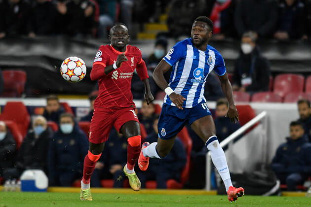 UEFA Champions League Liverpool v FC Porto Sadio Mane 10 of Liverpool and Mbemba 19 of FC Porto compete for the ball Liverpool Anfield Merseyside United Kingdom Copyright: xSimonxWhitehead NewsxImagesx