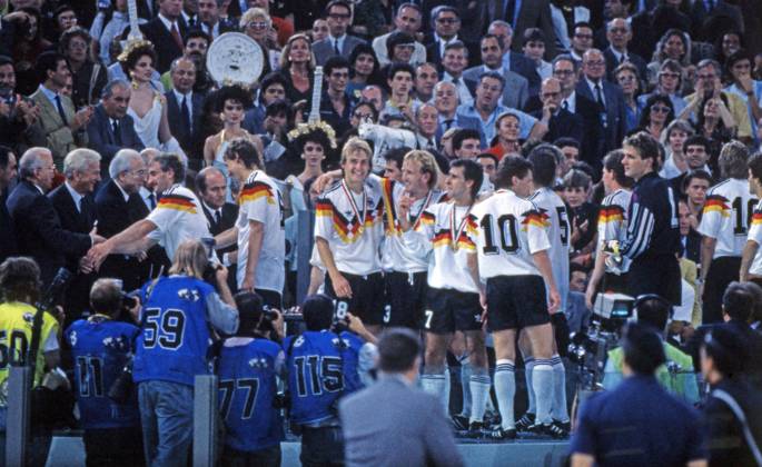 Deutschland - Argentinien Italien, Rom, 08.07.1990, Fussball, FIFA WM 1990 in Italien, Finale, DFB Deutschland - Argentinien (1:0): v.l. Rudi Völler, Guido Buchwald, Jürgen Klinsmann, Andreas Brehme, Pierre Littbarski, Lothar Matthäus, Bodo Illgner (alle Deutschland) feiern den Titelgewinn WM Sieg.