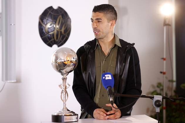 Uruguayan Atletico Madrid s striker Luis Suarez poses with the Efe Agency Trophy to the best Ibero-American player during an act held in Madrid, Spain on 02 December 2021. Efe Agency Trophy to the best Ibero-American player !ACHTUNG: NUR REDAKTIONELLE NUTZUNG!  Copyright: xChemaxMoyax GRAF7132 20211202-6d675e16a44cdc836d235f349c3e02260572aa09
