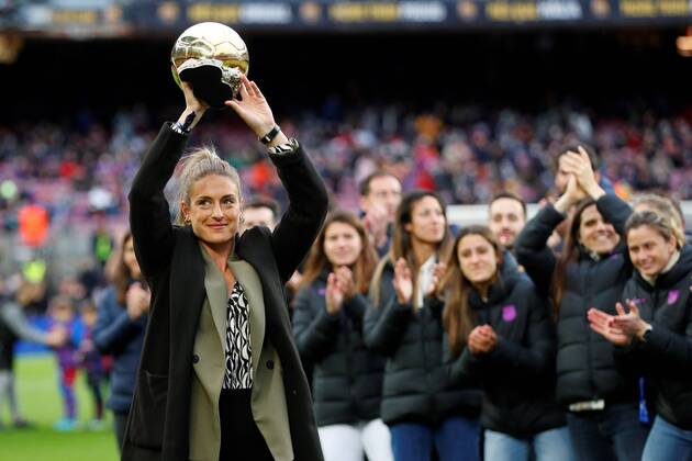 Sport Bilder des Tages FC Barcelona, Barca s player Alexia Putellas, winnner of 2021 Ballon d Or, shows the thropy during a tribute held before the Spanish LaLiga soccer match between FC Barcelona and Real Betis Balompie at Camp Nou stadium in Barcelona, Catalonia, Spain, 04 December 2021. FC Barcelona - Real Betis Balompie !ACHTUNG: NUR REDAKTIONELLE NUTZUNG!  Copyright: xAlejandroxGarciax GRAF8889 20211204-7f6d4212dadd82d308cadfd82e79979b67d3f4d6