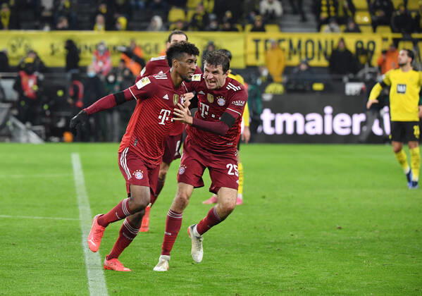 Jubel Kingsley Coman (Bayern Muenchen), li., und Thomas Müller (Bayern Muenchen) 04.12.2021, Fussball GER, Saison 2021 2022, 1. Bundesliga, 14. Spieltag, Borussia Dortmund - FC Bayern München, Foto: Maik Hölter TEAM2sportphoto