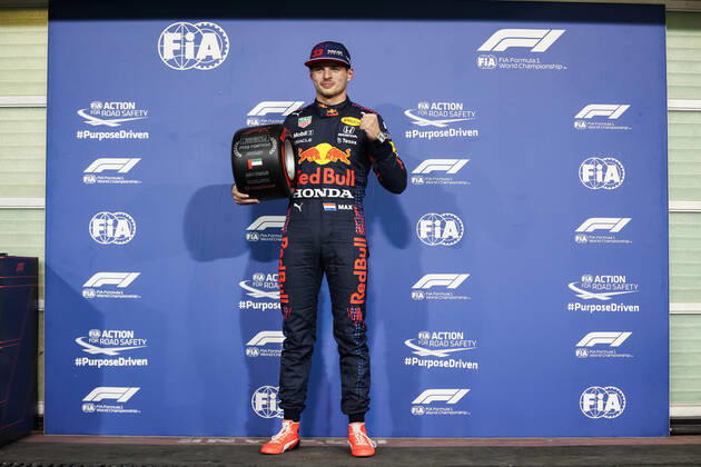 VERSTAPPEN Max (ned), Red Bull Racing Honda RB16B, portrait pole position Pirelli award during the Formula 1 Etihad Airways Abu Dhabi Grand Prix 2021, 22th round of the 2021 FIA Formula One World Championship, WM, Weltmeisterschaft from December 10 to 12, 2021 on the Yas Marina Circuit, in Yas Island, Abu Dhabi - F1 - ABU DHABI GRAND PRIX 2021 DPPI Panoramic  00121045_AV6_7674