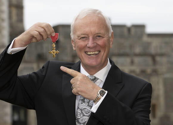 15 12 2021. Windsor , United Kingdom. Barry Hearn with his OBE after an Investiture at Windsor Castle, United Kingdom.  xStephenxLockx xixImagesx IIM-22927-0017