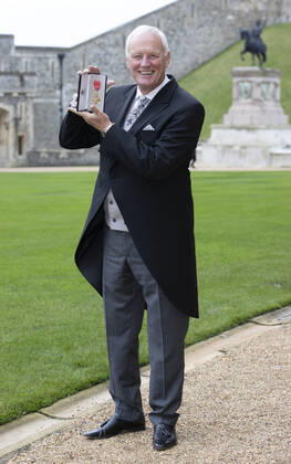 15 12 2021. Windsor , United Kingdom. Barry Hearn with his OBE after an Investiture at Windsor Castle, United Kingdom.  xStephenxLockx xixImagesx IIM-22927-0018
