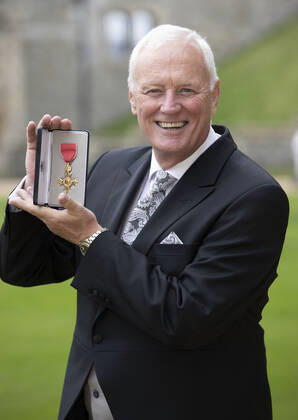 15 12 2021. Windsor , United Kingdom. Barry Hearn with his OBE after an Investiture at Windsor Castle, United Kingdom.  xStephenxLockx xixImagesx IIM-22927-0019