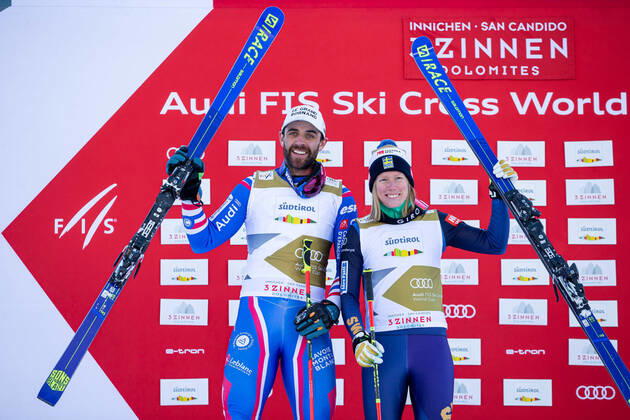 Bilder des Jahres 2021, Sport 12 Dezember Sport Themen der Woche KW51 Sport Bilder des Tages FREE STYLE - FIS SX WC Innichen INNICHEN,ITALY,20.DEC.21 - FREESTYLE SKIING - FIS World Cup, Ski Cross, ladies, men. Image shows the rejoicing of Bastien Midol (FRA) and Sandra Naeslund (SWE).  GEPAxpictures xDanielxGoetzhaber