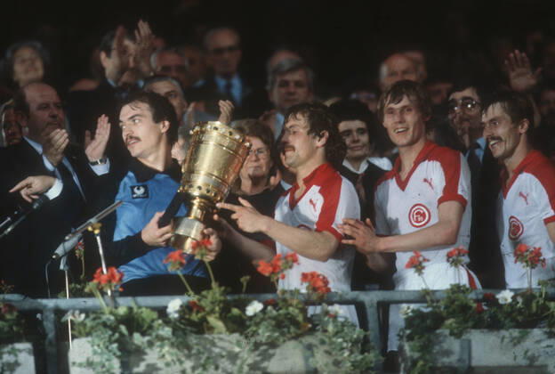 DFB-Pokalfinale 1980 Fortuna Duesseldorf - 1. FC Koeln 2:1 04.06.1980 V.l: Mannschaftskapitän Jörg Daniel mit Pokal. Daneben: Heinz Wirtz, Rudi Bommer und Heiner Baltes.