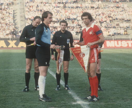 DFB-Pokalfinale 1980 Fortuna Duesseldorf - 1. FC Koeln 2:1 04.06.1980 Begrüßung: Jörg Daniel (F95 li.) und Bernd Cullmann (Köln)