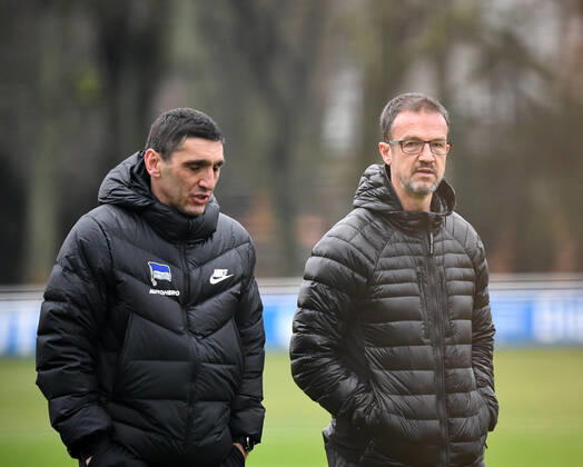 Sport Bilder des Tages Fussball, Herren, Saison 2021 2022, Hertha BSC, Training, v.l. Trainer Tayfun Korkut (Hertha BSC), Geschäftsführer Fredi Bobic (Hertha BSC), 30.12. 2021, Copyright: xSebastianxRäppold MatthiasxKochx