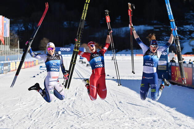 Bilder des Jahres 2022, Sport 01 Januar Sport Themen der Woche KW52 Sport Bilder des Tages 220101 Johanna Hagström of Sweden, Natalia Nepryaeva of Russiaand Johanna Matintalo of Finland celebrate after competing in women s sprint final during Tour de Ski on January 1, 2022 in Oberstdorf. Photo: Maxim Thore BILDBYRAN kod MT MT0281 skidor cross-country skiing langrenn tour de ski day 5 women s sprint bbeng dag 5 jubel sverige Copyright: MAXIMxTHORE BB220101MT073