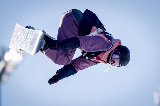 Bilder des Jahres 2022, Sport 01 Januar Sport Themen der Woche KW52 Sport Bilder des Tages January 1, 2022, Calgary, AB, CANADA: Canada s Laurie Blouin competes during the women s World Cup slopestyle snowboard final in Calgary, Alta., Saturday, Jan. 1, 2022. Laurie Blouin  - ZUMAc35_ 20220101_zaf_c35_050 Copyright: xJeffxMcintoshx
