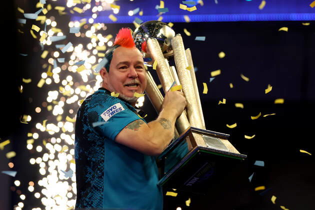 Bilder des Jahres 2022, Sport 01 Januar Sport Themen der Woche KW01 Sport Bilder des Tages 3rd January 2022: Alexandra Palace, London, England: The William Hill World Darts Tournament final between Peter Wright and Michael Smith; Peter Wright celebrates with the PDC World Dart championship final trophy  ActionPlus12353106 ShaunxBrooks